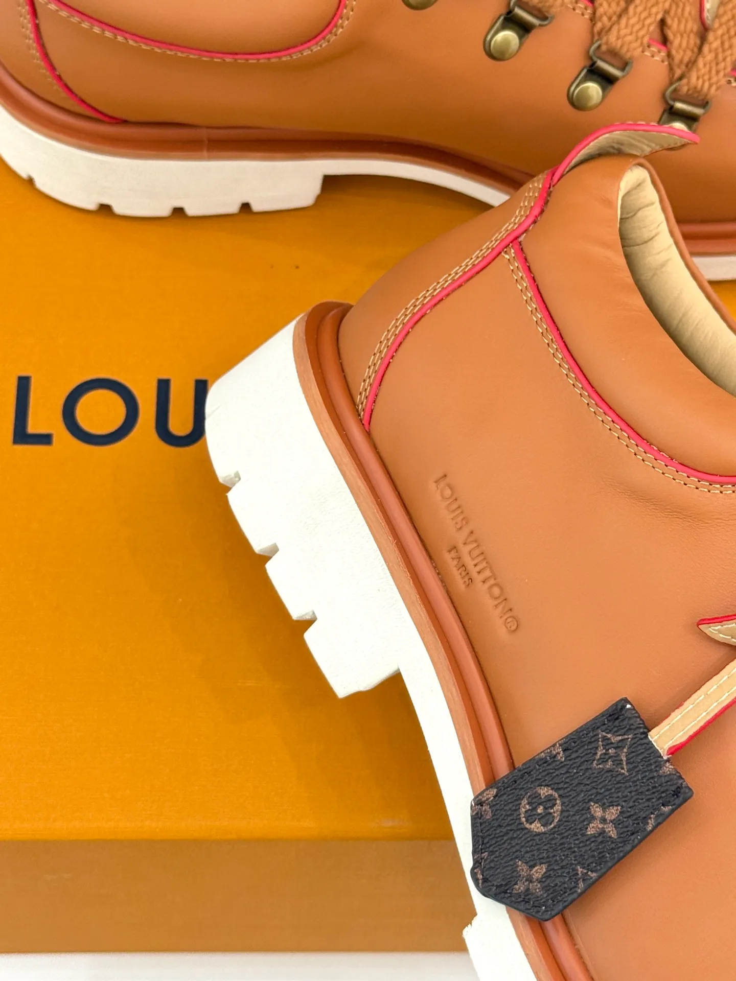 P720 LV Remix derby 25WF new product, the top version of couple's derby shoes, uses classic as the base color to reshape the fashion style✨ Various colors break the monotony. Black is cool, brown is retro, pink is sweet, and blue is fresh. Suitable for different styles of wear🎨 The delicate leather fits the foot shape and the shoelace details hide ingenuity. It is a fashion symbol of walking and steps on the forefront of the trend every step of the way. Start your own style journey🚶‍♀️ The fabric is made of first-layer cowhide, the inner pads are all sheepskin, the original molded custom TPU non-slip outsole size: Female: 35-41 (40/41 customized) Male: 39-46 (45/46 customized)